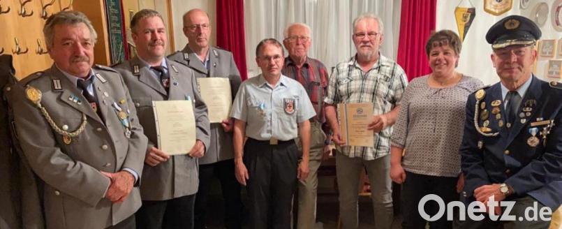Vorsitzender Egid Nickl (von links) nahm zahlreiche Ehrungen vor: Thomas Sticht, Martin Bayerl, Josef Halbauer, Klaus Schneider, Bernhard Maschauer, zweite Bürgermeisterin Christa Bayer und BKV-Kreisvorsitzender Anton Hauptmann. Bild: twg