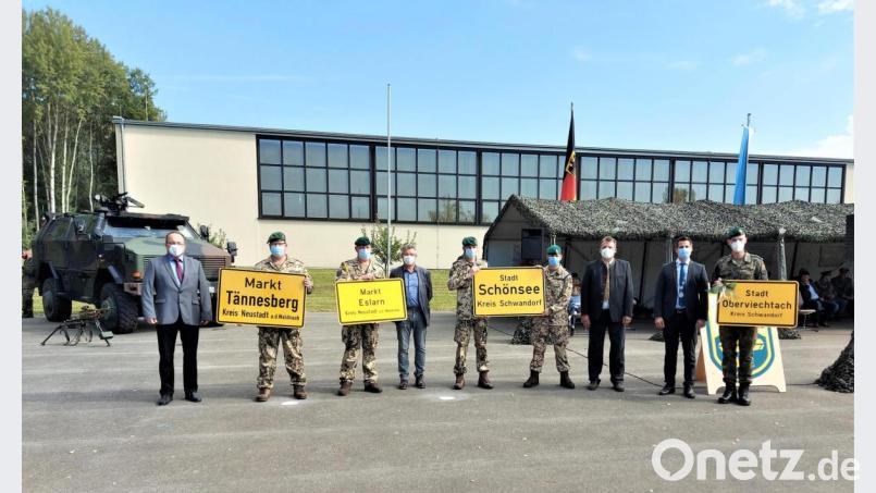 Die Bürgermeister der Patengemeinden und der Garnisonsstadt übergaben den nach Mali abkommandierten Soldaten Ortsschilder mit auf den Weg. Das Bild zeigt (von links) Ludwig Gürtler (Tännesberg), Reiner Gäbl (Eslarn), Reinhard Kreuzer (Schönsee) und Rudolf Teplitzky (Oberviechtach). Bild: lg