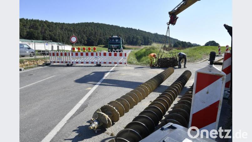 Auf der Strecke zwischen Paulsdorf und Engelsdorf werden derzeit neue Wasserleitungen verlegt. Deshalb ist die Strecke komplett gesperrt. Bild: Petra Hartl