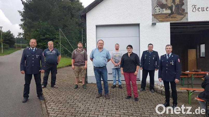 Vorsitzender Hermann Ach (rechts) und Kommandant Karl Eckl (links) ehrten mit Kreisbrandmeister Thomas Kleber (2. von rechts) treue Mitglieder. Bild: gi