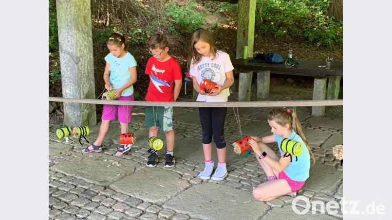 Aus Konservendosen fertigten die Kinder im Ferienprogramm der Bücherei Insektenhotels. Bild: gi