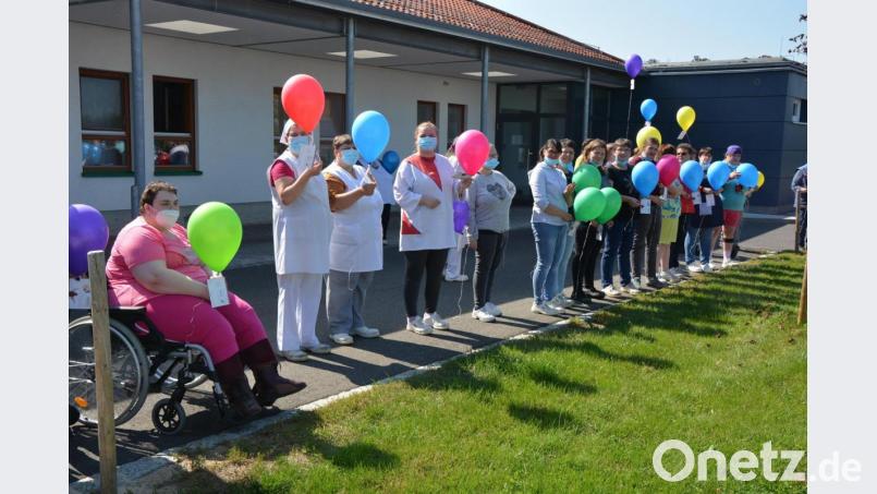 Mitarbeiterinnen der KJF-Werkstätten in Mitterteich kurz vor dem Steigenlassen der Luftballons. Bild: jr