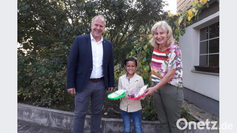 Bürgermeister Marcus Eichenmüller, Frauen-Unionsvorsitzende Elisabeth Kraus und Schulanfänger Rakan Al-Muhammad Al-Khalaf mit den Geschenken. Bild: e