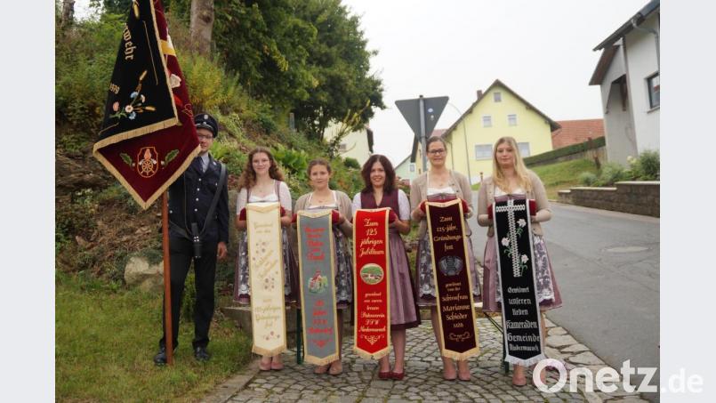 Beim Gottesdienst vor der Dorfkapelle wurden die fünf Fahnenbänder und die restaurierte Fahne anlässlich des 125-jährigen Bestehens der Feuerwehr gesegnet. Bild: wel