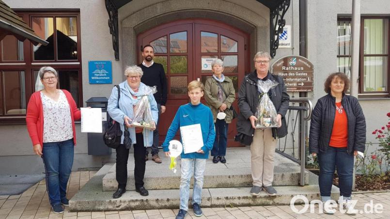 Bürgermeister Armin Bulenda konnte Petra Karl (Zweite von rechts) und Enkel Leon für den 20. und Annemarie Wagner (Zweite von links) für den 45. Aufenthalt ehren und danken. Bild: gi