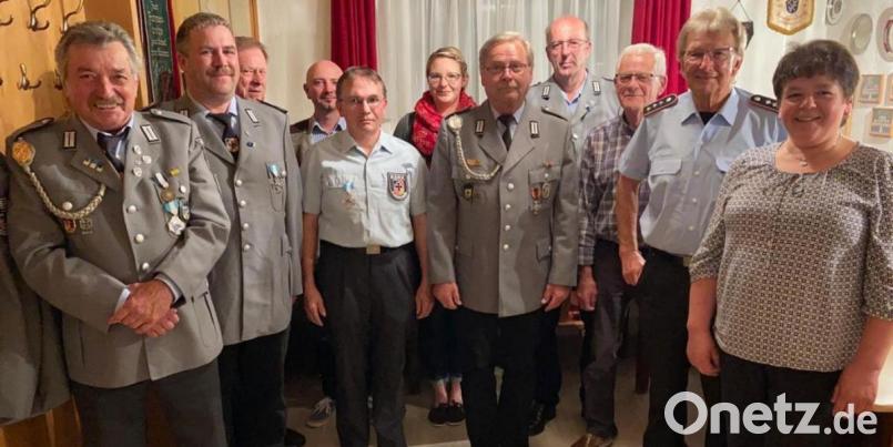 Der neu gewählte Vorstand der Krieger-, Soldaten- und Reservistenkameradschaft Pullenreuth um Vorsitzenden Egid Nickl (links) mit Zweiter Bürgermeisterin Christa Bayer (rechts). Bild: twg