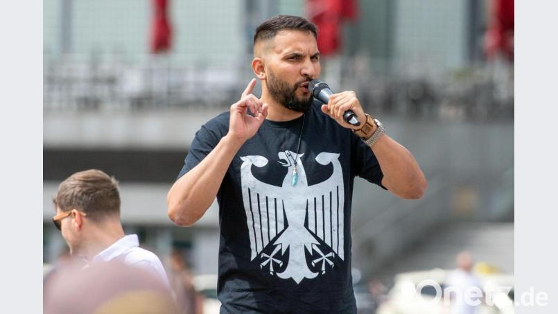 Attila Hildmann spricht bei einer Kundgebung gegen Corona-Einschränkungen auf dem Washingtonplatz in Berlin. Foto: Christophe Gateau/dpa Bild: Christophe Gateau