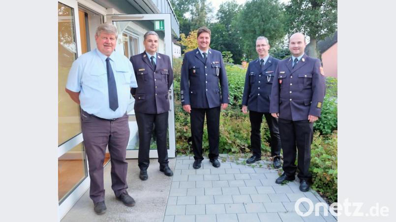 Schnell ist die Feuerwehr ja immer, aber die Dienstversammlung zur Kommandantenwahl absolvierte sie im Sauseschritt. Von links: Bürgermeister Martin Schregelmann, Kreisbrandinspektor Wolfgang Schwarz, Kommandant Michael Roith, Zweiter Kommandant Thomas Feige und Kreisbrandrat Markus Saller nach der Wahl. Bild: wlr