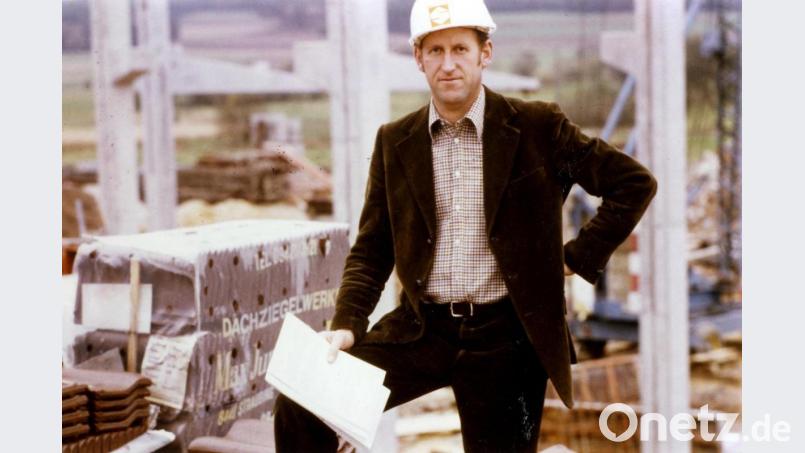 Anton Steininger als junger Firmenchef ca. 1981 beim Bau einer neuen Lagerhalle auf dem Firmengelände in Neunburg v. Wald. Bild: exb/Steininger Bau