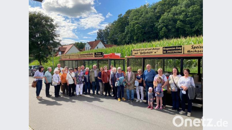 Seniorenbeauftragte Ramona Zeitler (links) hatte erstmals eine Seniorenfahrt für die älteren Bürgerinnen und Bürger ihrer Gemeinde organisiert, die gleich großartig angenommen wurde. Bild: jr