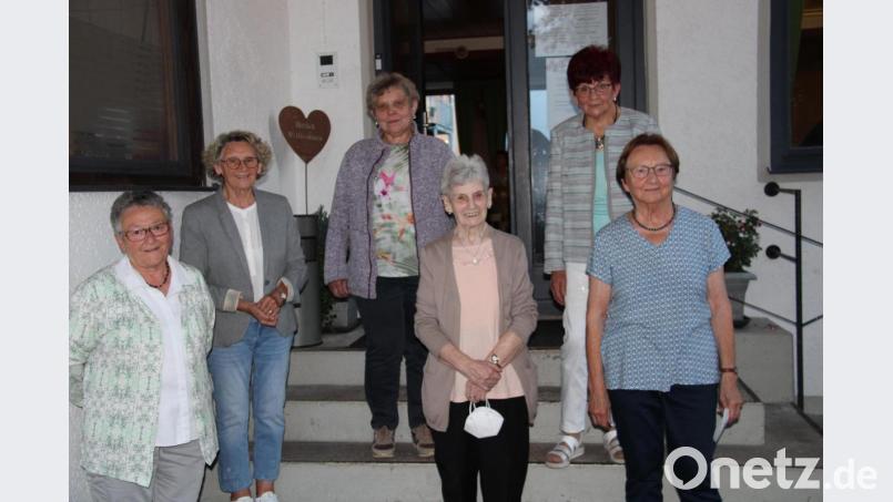 Der Katholische Frauenbund ehrt Mitglieder für 25, 45, 50 und 60 Jahre Treue. Therese Pöllath aus Hammerharlesberg (vorne, Zweite von rechts) ist 60 Jahre dabei. Bild: prh