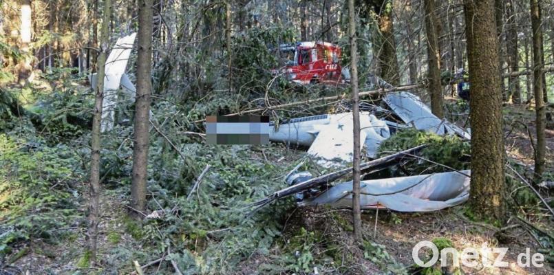 Mitten im Wald, zwischen Rosall und Ottengrün, stürzte am 17. Juni 2021 ein Motorsegler ab. Der 59-jährige Pilot, der am Morgen in der Nähe von Erfurt gestartet war, konnte sich mit dem Fallschirm retten. Jetzt liegt der erste Zwischenbericht der Bundesstelle für Flugunfalluntersuchung in Braunschweig vor. Archivbild: rti
