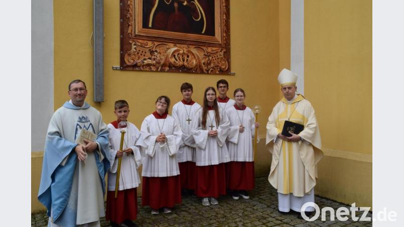 Das Erinnerungsfoto mit dem Bischof für die Ministranten ist inzwischen fester Bestandteil der Festwoche am Mausberg Bild: swo