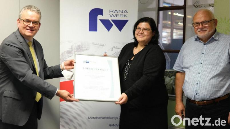 IHK-Geschäftsstellenleiter Markus Huber (links) überreichte den Inhabern der Firma „Metallverarbeitungs-GmbH Rana-Werk“, Alexandra und Michael Graf (rechts), für 30-jährige Zugehörigkeit eine Urkunde der Industrie- und Handelskammer Bild: Hirsch