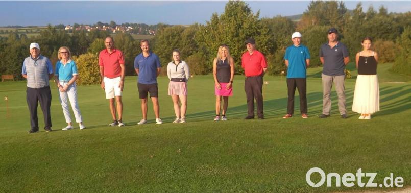 Golfclub-Präsident Wolfgang Ries (von links) zusammen mit Luise Ries, Heinz Engmann. Tommy Hartung, Andrea Kudlickova, Monika Burger, Peter Burger, Benedikt Jesse und Barbara Volmutova. Bild: Richard Eisendraut/exb