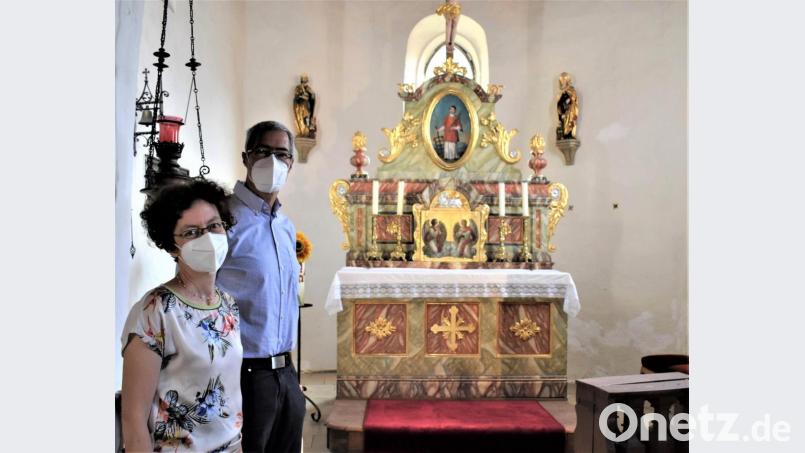 Marie-Theres und Wolfgang Baur führen am Tag des offenen Denkmals durch die Laurentiuskirche in Hütten. Bild: rgr