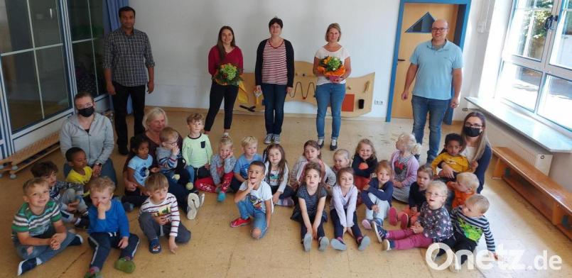 Pfarrer Pater Anish George (hinten, von links), Lea Reul und Kinderhausleiterin Bianca Kastner sowie Kirchenpfleger Stefan Kausler (rechts) bedankten sich bei Kerstin Rahn (Zweite von rechts) führ ihre langjährige Tätigkeit im Kinderhaus St. Josef in Ebnath. Bild: soj