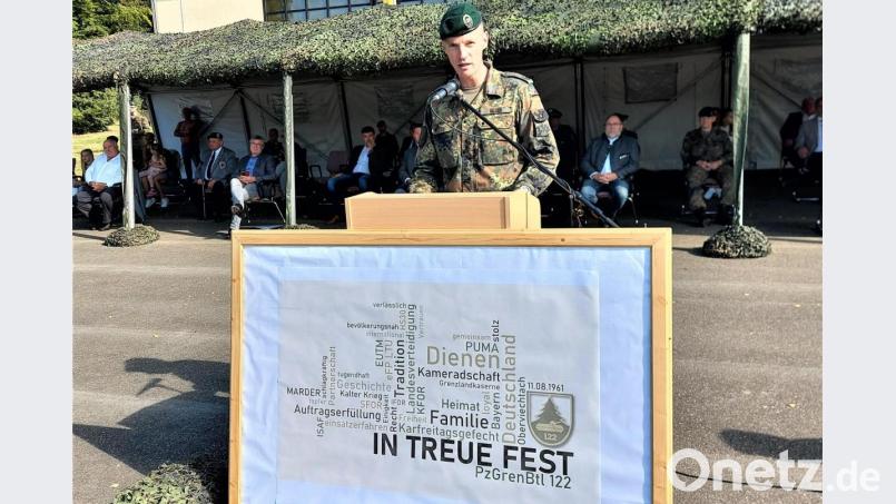 Anlässlich des 65-jährigen Geburtstags des Bataillons enthüllte Oberstleutnant Andreas Bleek ein graphisch und textlich modern gestaltetes „Selbstbild“ des Verbandes „für die neuen Kameraden, für Externe, aber auch für die Altgedienten“. Bild: lg