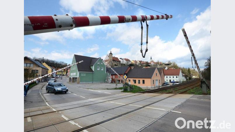 Wo jetzt noch der Bahnübergang das Nabburger Stadtbild prägt, soll nach dem Bau der Umgehungsstraße eine Rad- und Fußgängerunterführung entstehen. Uneinigkeit besteht darin, wie breit sie werden soll. Archivbild: Hartl