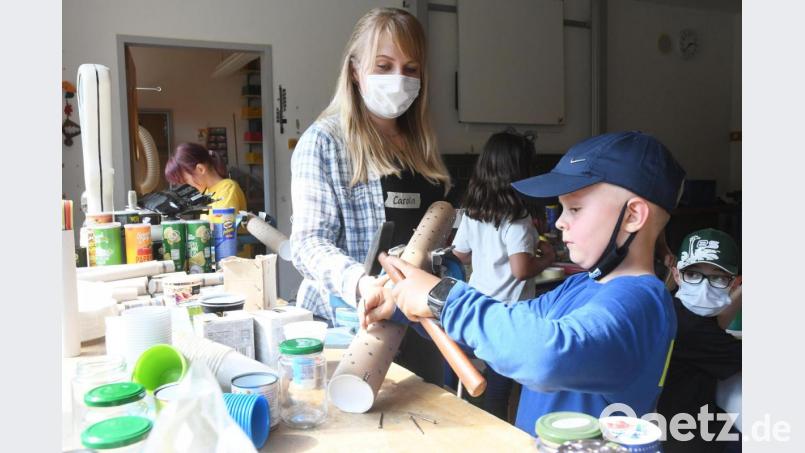 Finn bei der Fertigung eines &quot;Regenmachers&quot; anlässlich der Ferienaktion des Kreisjugendrings Neustadt WN. Bild: Gabi Schönberger