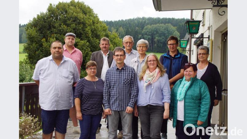 Vorsitzender Michael Lutz (Fünfter von links) steht weiter an der Spitze des Vereins &quot;Heimatgemeinde Plöß&quot;. Bürgermeister Reinhard Kreuzer (Vierter von links) gratulierte ihm und den weiteren Vorstandsmitgliedern zur Wahl. Bild: mmj