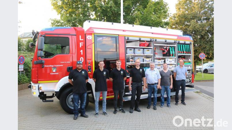 Das neue Löschfahrzeug ist der ganze Stolz der Feuerwehr Edelsfeld. Beim Eintreffen freuen sich nicht nur die Aktiven, sondern auch die Führungskräfte aus dem Landkreis sowie Bürgermeister Hans-Jürgen Strehl. Bild: lei