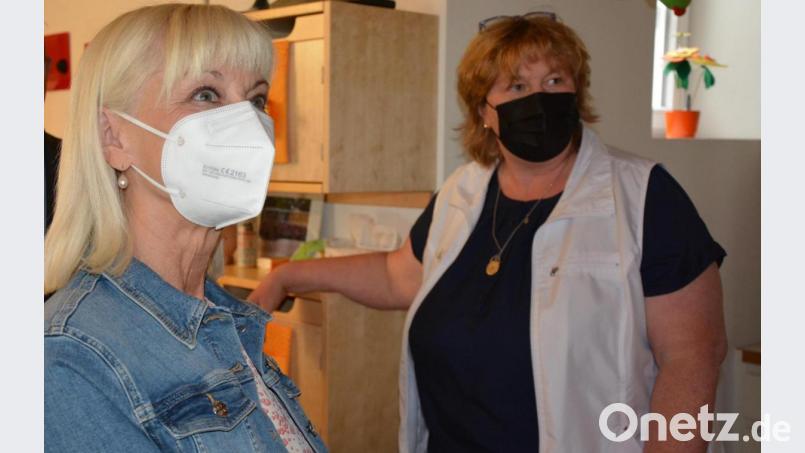 Birgit Mayer (rechts) gab Staatsministerin Carolina Trautner Einblicke in die Arbeit der Rappelkiste. Bild: jr