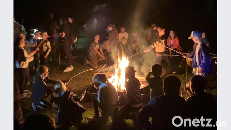 Über dem Feuer grillten die Ferienkinder Würstchen. Bild: nza