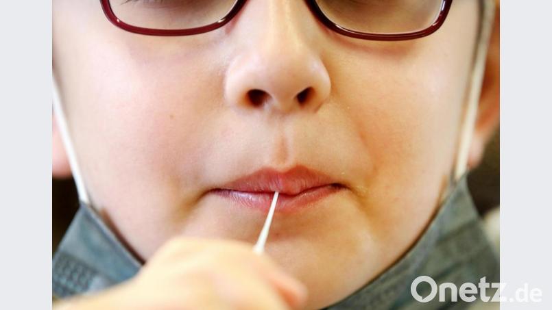 Eine Schülerin in Nordrhein-Westfalen macht einen Corona-Lolli-Test, dort ist die Methode schon länger in Gebrauch. Noch im September sollen diese Tests auch an den Grund- und Förderschulen in Bayern eingesetzt werden. Bild: Roland Weihrauch/dpa