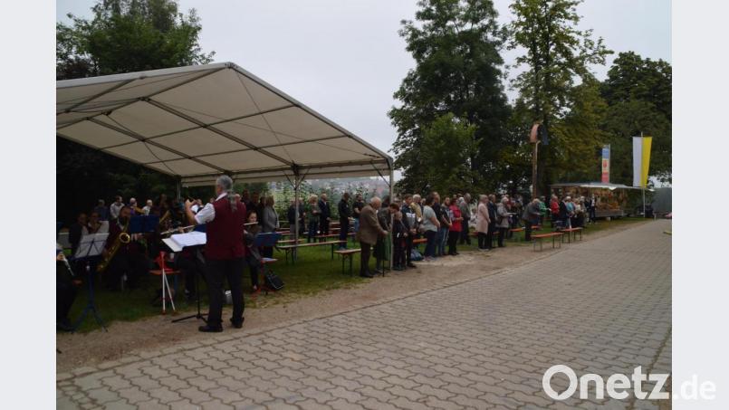 Gut gefüllt hatte sich der Festplatz zum Pontifikalgottesdienst. Auch die Gebenbacher Blasmusik hatte sich vor dem Gotteshaus positioniert. Bild: swo