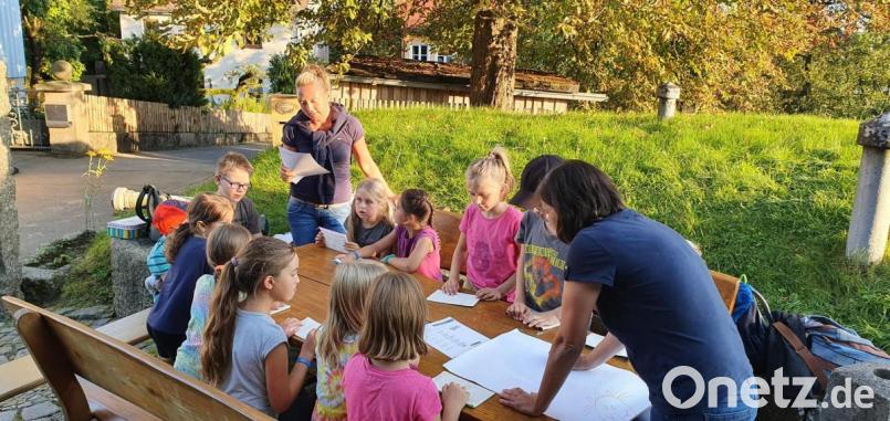Neben Vorlesen erwarteten die Teilnehmer auch Spiele-, Bastel- und eine Experimentierstation während der Lesewanderung der Pfarrbücherei. Bild: exb