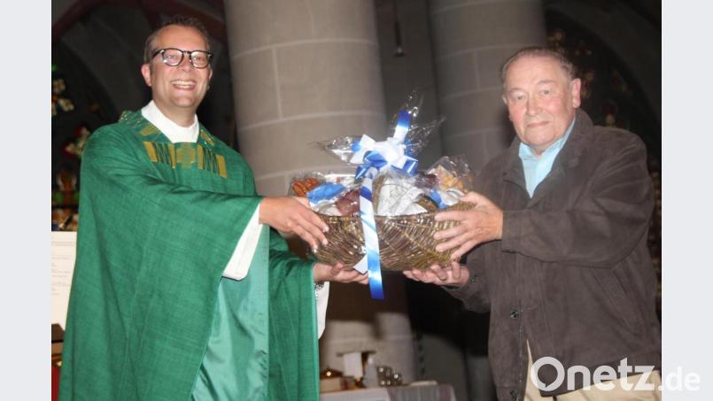 60 Jahe tat Josef Späth (rechts) seinen Dienst als hauptamtlicher Mesnener und Aushilfsmesner in St. Martin. Stadtpfarrer Thomas verabschiedete ihn jetzt aus dieser Tätigkeit. Bild: ads