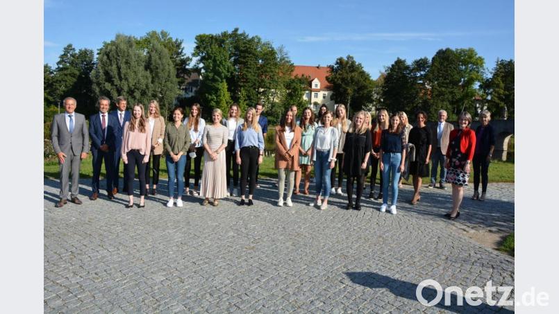 16 frisch vereidigte Lehramtsanwärter sind seit Dienstag an Schulen im Landkreis tätig. Viel Erfolg wünschten (von links) Landrat Roland Grillmeier, Schulamtsdirektor Rudolf Kunz und Seminarrektor Nikolaus Kühnhackl, sowie Schulamtsdirektorin Martina Puff (Zweite von rechts). Mit im Bild noch die Seminarrektoren Silvia Schönberger, Eva-Maria Ficker, Simone Krämer, Rudolf Schopper und Claudia Lorenz, die die zweijährige Referendarzeit begleiten. Bild: jr