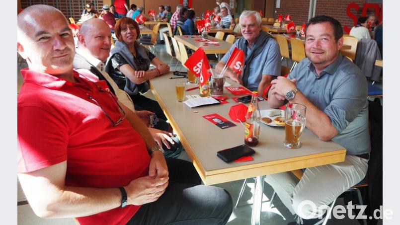 In geselliger Runde schmeckten die Weißwürste allen besonders gut. Im Bild (von links) Uli Roth (Vorsitzender SPD Krummennaab), Rainer Fischer, SPD-Kreisrätin Jutta Deiml mit Ehemann Günter und MdB Uli Grötsch. Bild: vsr