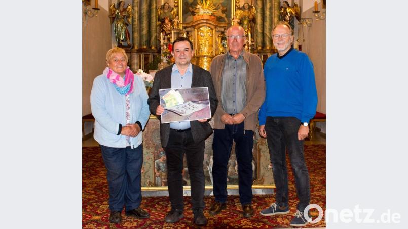 Ingrid Leser (links) und Thomas Sporrer (rechts) übergaben den Erlös aus den Kirchenführungen an Pfarrer Konrad Amschl (Zweiter von links) und Kirchenpfleger Willibald Schicker. Bild: Thomas Sporrer/tsp