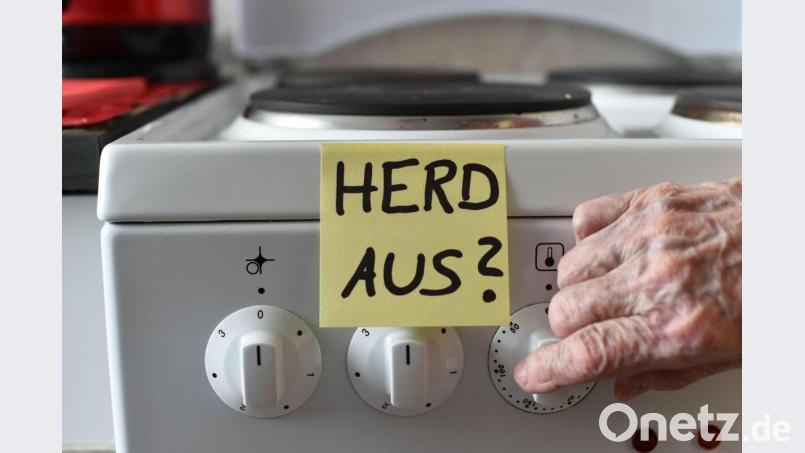 Ein Klebezettel mit dem Schriftzug &quot;Herd aus?&quot; klebt an einem Herd neben den Drehknöpfen: Vergesslichkeit kann ein Symptom einer Demenz sein. Symbolbild: Jens Kalaene/dpa