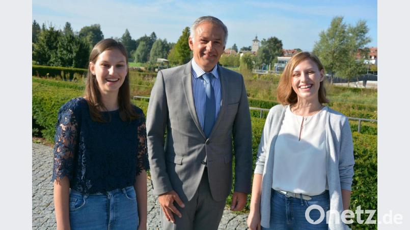 Besondere Freude hatte Landrat Roland Grillmeier, dass er seine Nichten Verena Dietl (links) und Franziska Dietl vereidigen durfte. Die beiden jungen Damen stammen aus Kondrau. Bild: jr
