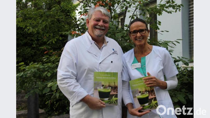 Autor Peter Fischer, Leiter der Klinik-Gastronomie von St. Marien Amberg, und Co-Autorin Elisabeth Gaulard-Hirth haben viel Herzblut in ihr Buch "Natürlich.Bewusst.Genießen" gesteckt. Bild: ads