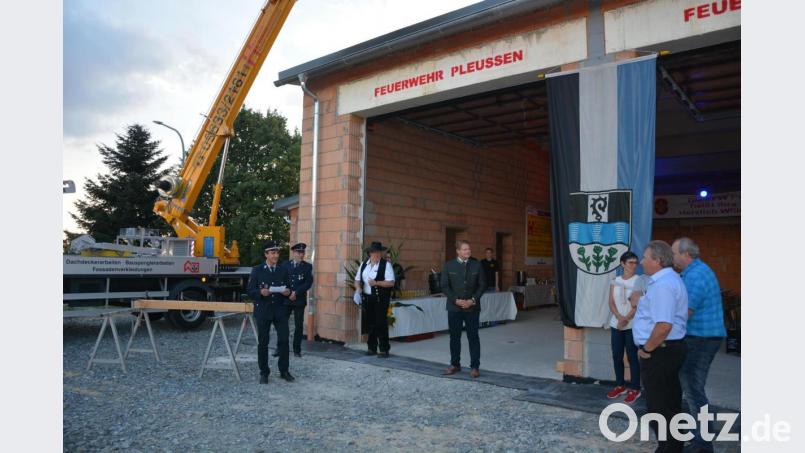 Richtfest wurde am Freitagnachmittag beim Neubau des Feuerwehrgerätehaues in Pleußen gefeiert. Bild: jr
