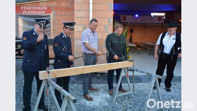 Die Verantwortlichen der Feuerwehr und der Stadt Mitterteich schlugen symbolisch den letzten Nagel in einen Balken und bewiesen erstaunlich gutes handwerkliches Können. Von links Markus Fischer, Wolfgang Haberkorn (beide FFW Pleußen), Thomas Siller (Bauamt), Bürgermeister Stefan Grillmeier und Zimmermeister Werner Bauer. Bild: jr