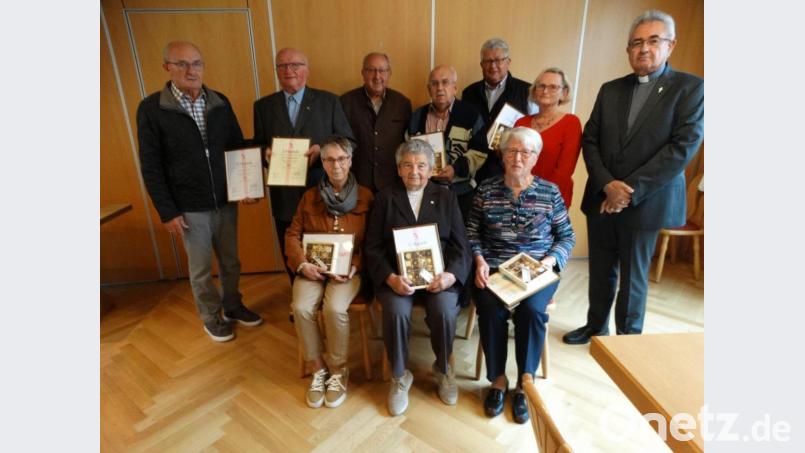 Vielleicht war das die letzte Mitgliederehrung der KAB Schlicht; sitzend (von links): Josefa Klier, Anna Hefner, Rosa Streit; stehend (von links): Hermann Klier, Erich Haberberger, Vorstandssprecher Hans Ludwig Adam, Josef Witt, Franz Trummer, Diözesansekretärin Christa Mösbauer und Präses Dieter Gerstacker. Bild: ct