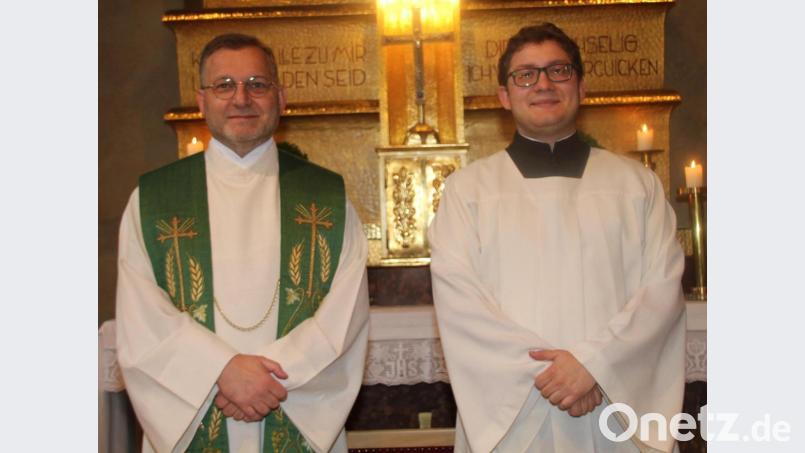 Dekan Markus Brunner (links) berüßte Matthias Merkl als neuen Praktikanten in der Pfarreiengemeinschaft St. Georg Amberg/St. Barbara Luitpoldhöhe. Bild: ads