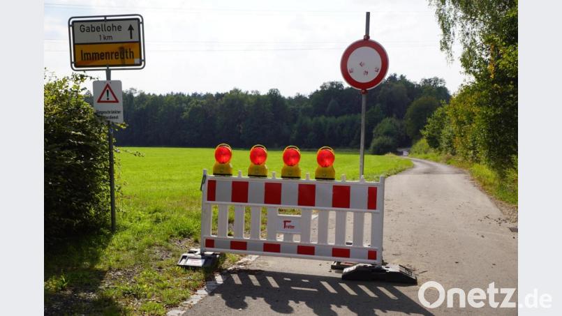 Beim Friedhof beginnt die Sperrung der Gemeindeverbindungsstraße in die Gabellohe auf einer Länge von rund 480 Metern. Bild: bkr