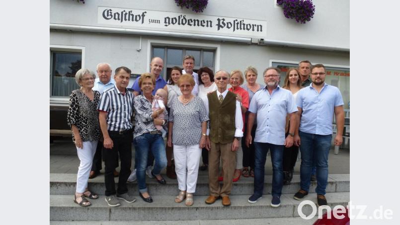 Ewald Reger freute sich, seinen 90.Geburtstag zusammen mit der Familie und Verwandten feiern zu können. Mit dabei zwei Enkel und Urenkelin Josefine. Bild: bk