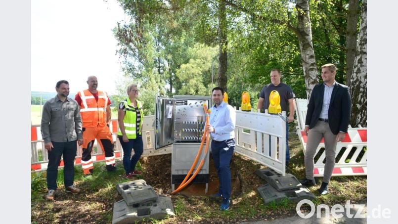 Zum letzten Mal begutachten Geschäftsleiter Michael Gräf, Polier Franz Süß, Johanna Baumann, Bauleitung, und Maximilian Schulz, Key Account Manager Technik sowie Marco Spranger, Baubegleiter (beide Telekom, von rechts) mit Bürgermeister Sebastian Hartl die Glasfaser-Arbeiten. Bild: bey