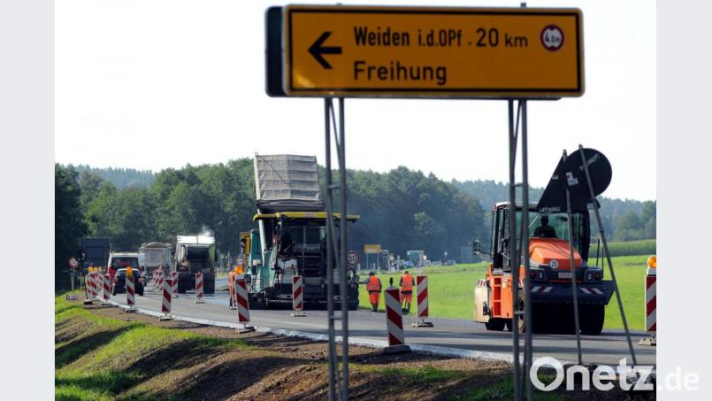 Endspurt bei der Fahrbahnerneuerung der B 299 bei Freihung: Ab Donnerstag wird die Straße wieder freigegeben. Bild: Stephan Huber