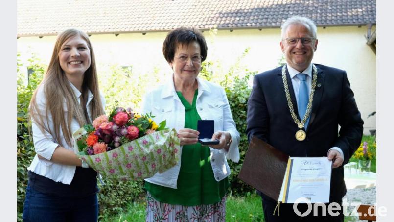 Oberbürgermeister Andreas Feller (rechts) verlieh Sieglinde Ziegler (Mitte) die Konrad-Max-Kunz-Medaille. Bibliothekarin Leonie Flachsmann (links) bedankte sich mit Blumen. Bild: Hirsch