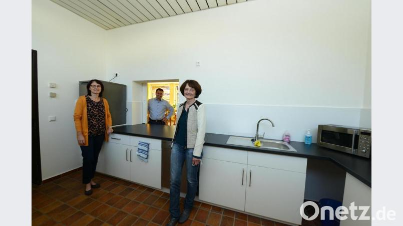 Rektorin Sandra Landgraf (links), die Leiterin der Mittagsbetreuung, Christine Schwab (rechts) freut sich über das Engagement von Bürgermeister Sebastian Hartl (Mitte) und dessen schnelles Handeln zur Verbesserung der MIttagsbetreuung. Bild: bey