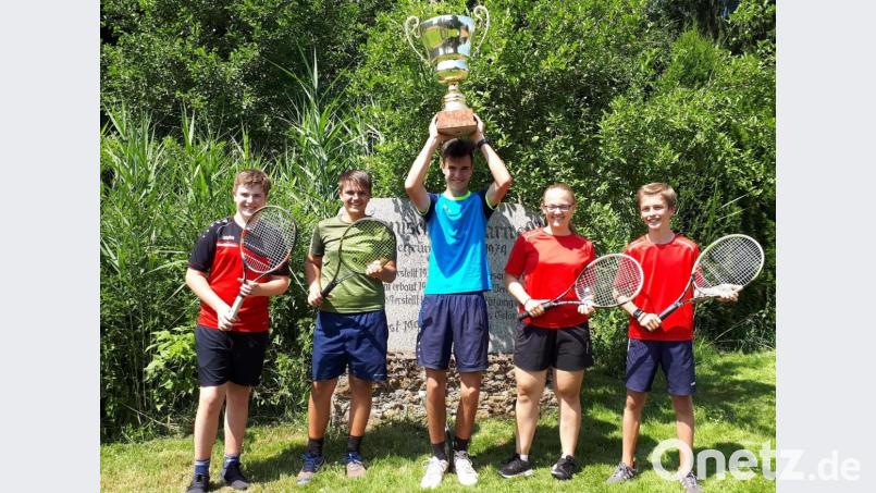 Die Bezirksmeisterschaft feierten (von links) Benedikt Rieder, Bastian Meckl, Mannschaftsführer Raphael Rieder, Ronja Meckl und Bastian Klug. Bild: gz