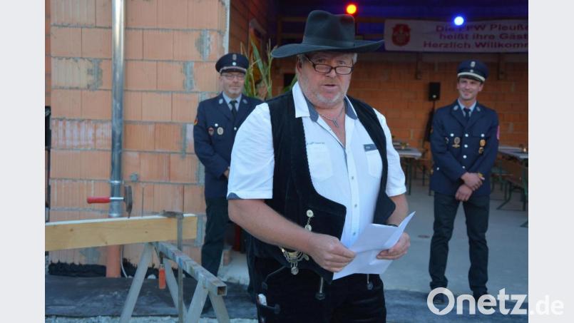Zimmermeister Werner Bauer trug den Richtspruch vor. Bild: jr